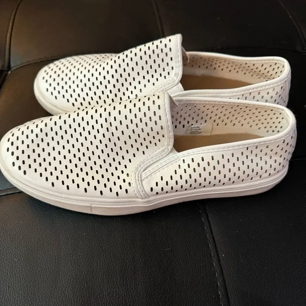 Time and Tru Women’s White Slip-On Shoe w/ Memory Foam